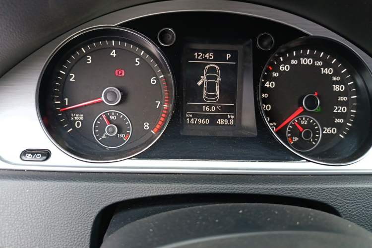 Used Volkswagen Magotan 2016 1.8TSI Smart Comfort Model Odometer Close Up