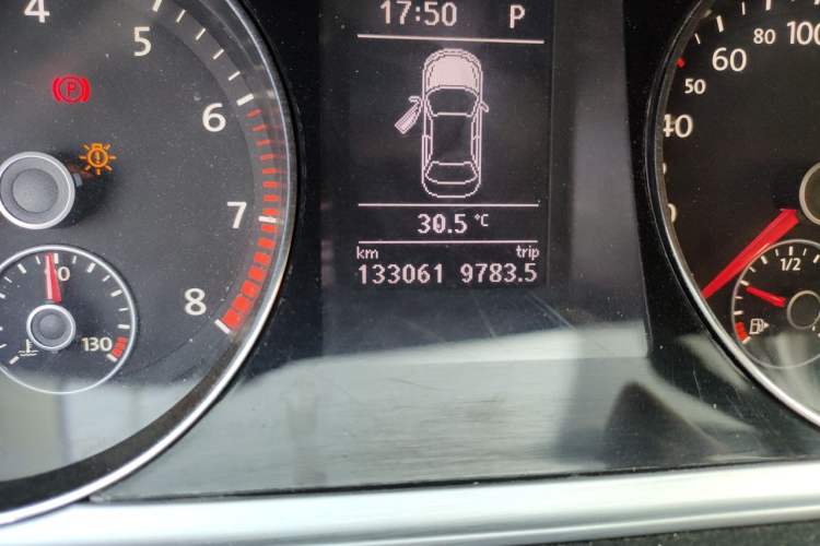 Used Volkswagen Magotan 2016 1.8TSI Smart Comfort Model Odometer Close Up