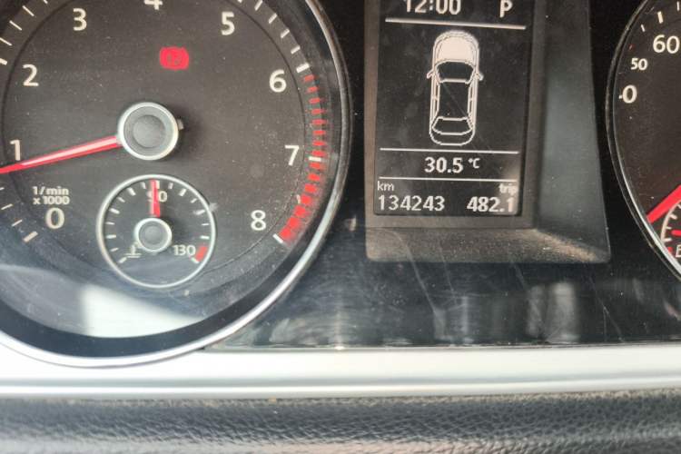 Used Volkswagen Magotan 2016 1.8TSI Smart Comfort Model Odometer Close Up