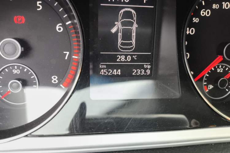 Used Volkswagen Magotan 2016 1.8TSI Smart Comfort Model Odometer Close Up