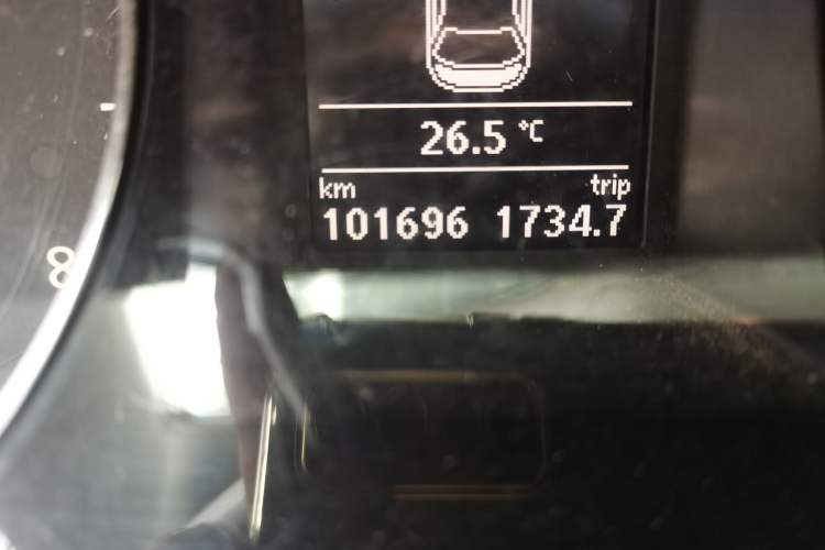 Used Volkswagen Magotan 2016 1.8TSI Smart Comfort Model Odometer Close Up