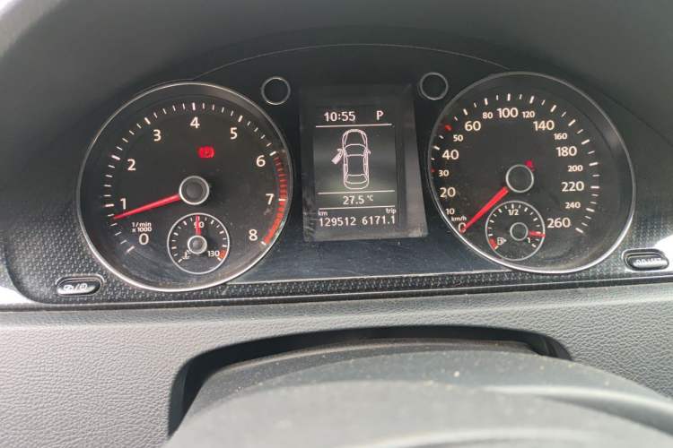 Used Volkswagen Magotan 2016 1.8TSI Luxury Comfort Model Odometer Close Up