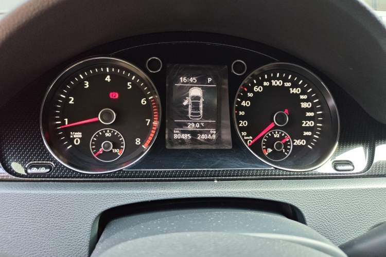 Used Volkswagen Magotan 2016 1.8TSI Luxury Comfort Model Odometer Close Up