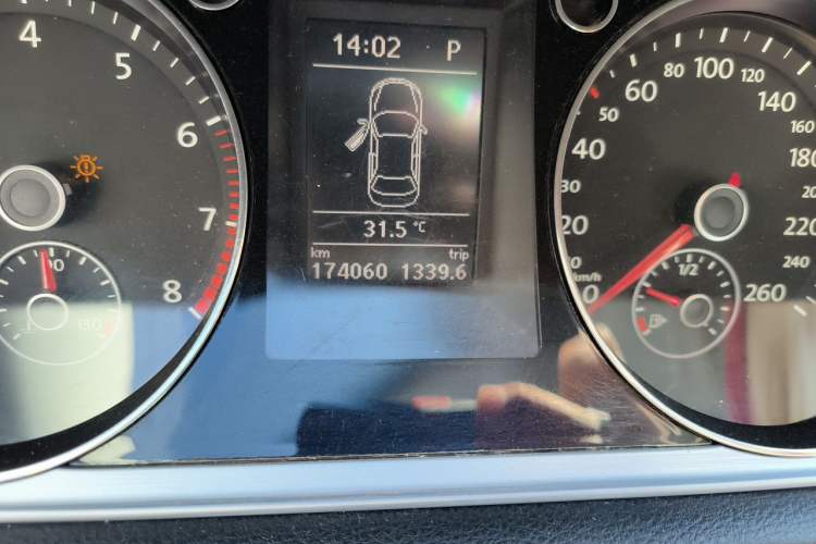 Used Volkswagen Magotan 2016 1.8TSI Smart Comfort Model Odometer Close Up
