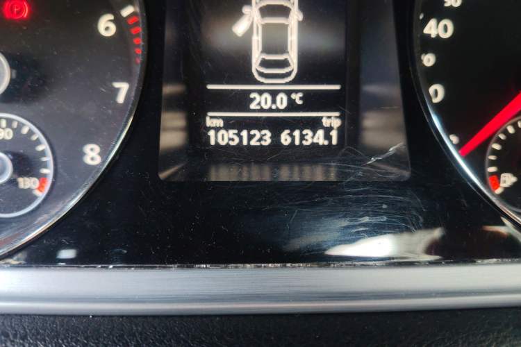 Used Volkswagen Magotan 2016 1.8TSI Smart Comfort Model Odometer Close Up