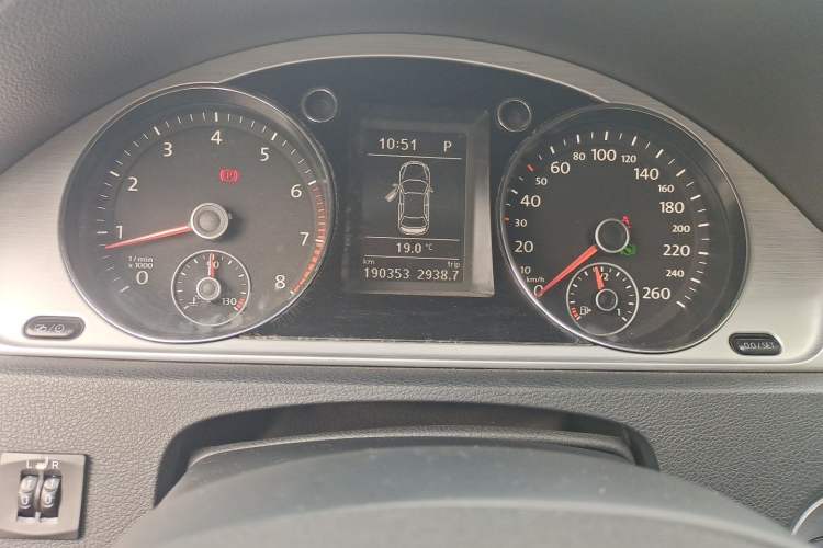 Used Volkswagen Magotan 2016 1.8TSI Smart Comfort Model Odometer Close Up