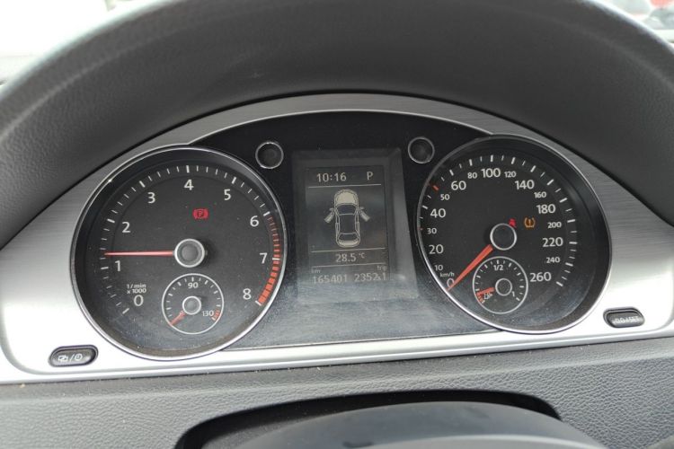 Used Volkswagen Magotan 2016 1.8TSI Smart Comfort Model Odometer Close Up