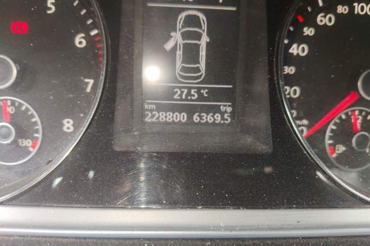 Used Volkswagen Magotan 2016 1.8TSI Smart Comfort Model Odometer Close Up
