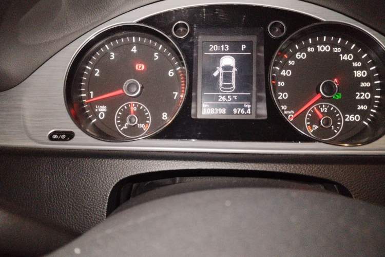 Used Volkswagen Magotan 2016 1.8TSI Smart Comfort Model Odometer Close Up