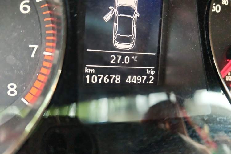 Used Volkswagen Magotan 2016 1.8TSI Luxury Comfort Model Odometer Close Up