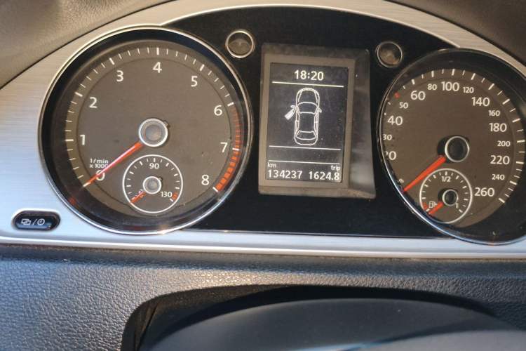 Used Volkswagen Magotan 2016 1.8TSI Smart Comfort Model Odometer Close Up