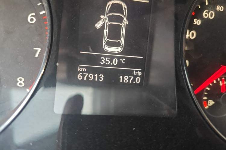 Used Volkswagen Magotan 2016 1.8TSI Luxury Comfort Model Odometer Close Up