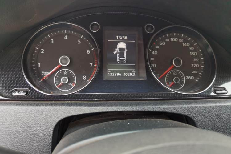Used Volkswagen Magotan 2016 1.8TSI Luxury Comfort Model Odometer Close Up