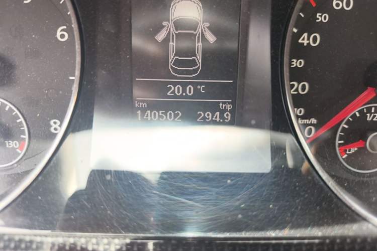 Used Volkswagen Magotan 2016 1.8TSI Luxury Comfort Model Odometer Close Up