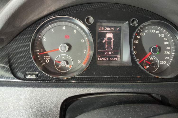 Used Volkswagen Magotan 2016 1.8TSI Luxury Comfort Model Odometer Close Up