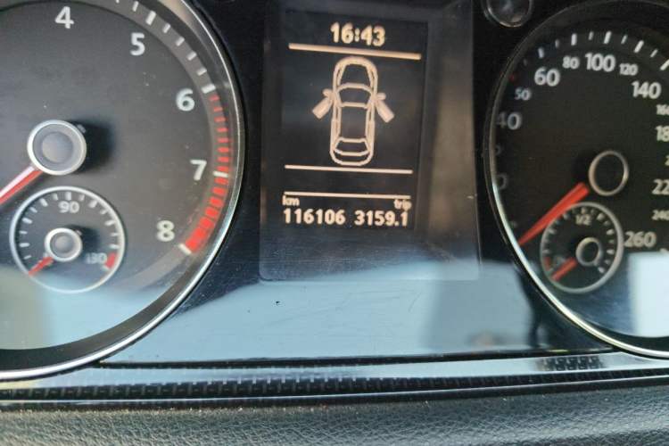 Used Volkswagen Magotan 2016 2.0 TSI Luxury Comfort Version Odometer Close Up