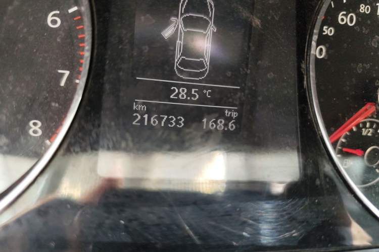 Used Volkswagen Magotan 2016 1.8TSI Luxury Comfort Model Odometer Close Up
