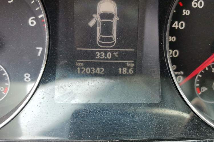 Used Volkswagen Magotan 2016 1.8TSI Luxury Comfort Model Odometer Close Up