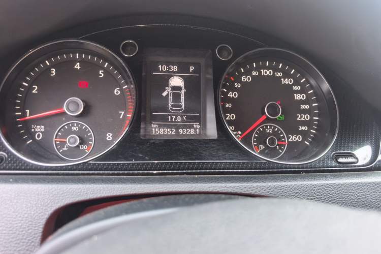 Used Volkswagen Magotan 2016 1.8TSI Luxury Comfort Model Odometer Close Up