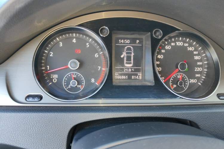 Used Volkswagen Magotan 2016 1.8TSI 25th Anniversary Edition Odometer Close Up