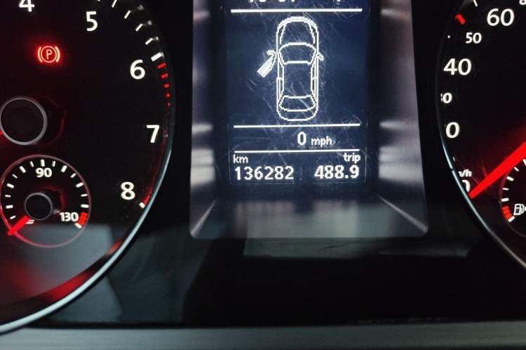 Used Volkswagen Magotan 2016 1.8TSI Smart Comfort Model Odometer Close Up
