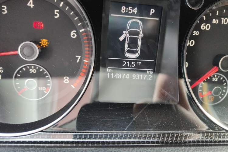 Used Volkswagen Magotan 2016 1.8TSI Luxury Comfort Model Odometer Close Up