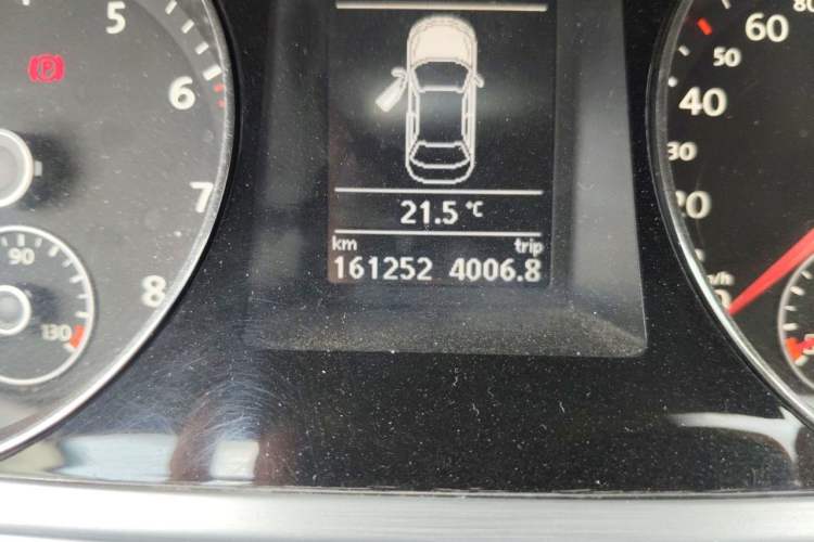 Used Volkswagen Magotan 2016 1.8TSI Smart Comfort Model Odometer Close Up