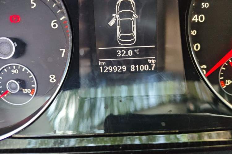Used Volkswagen Magotan 2016 1.8TSI Luxury Comfort Model Odometer Close Up