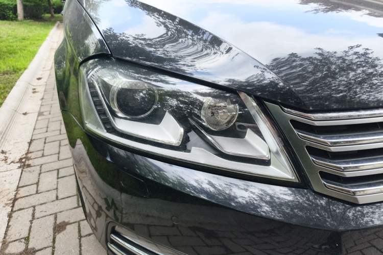 Used Volkswagen Magotan 2016 1.8TSI 25th Anniversary Edition Right Front Headlight