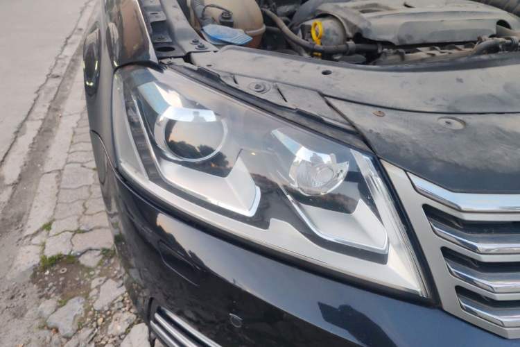 Used Volkswagen Magotan 2016 2.0 TSI Luxury Comfort Version Right Front Headlight