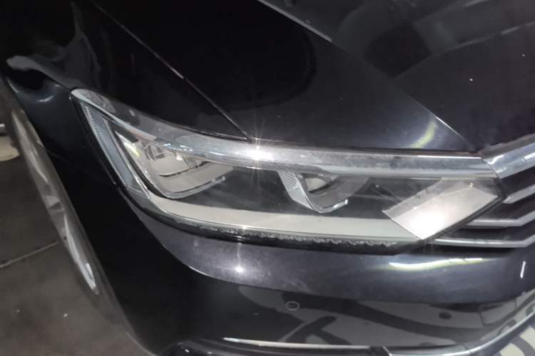 Used Volkswagen Magotan 2016 2.0 TSI Luxury Comfort Version Right Front Headlight