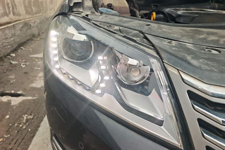 Used Volkswagen Magotan 2016 1.8TSI Luxury Comfort Model Right Front Headlight