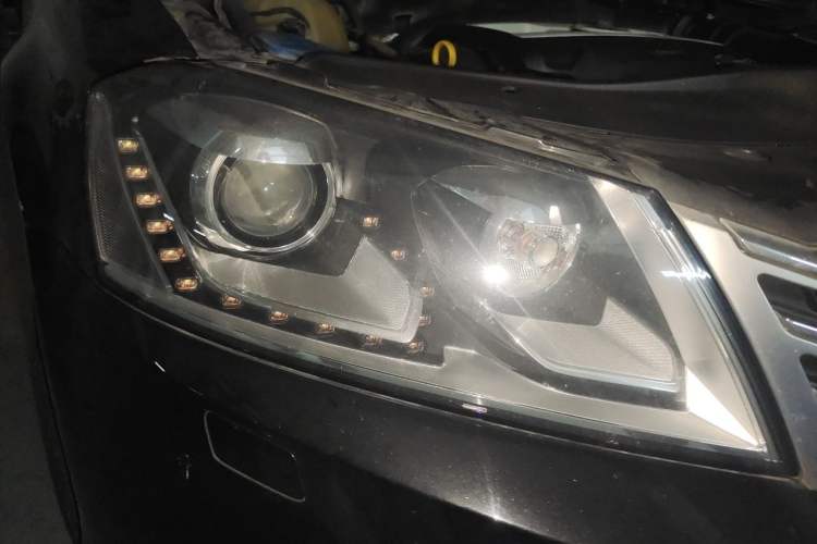 Used Volkswagen Magotan 2016 1.8TSI Luxury Comfort Model Right Front Headlight