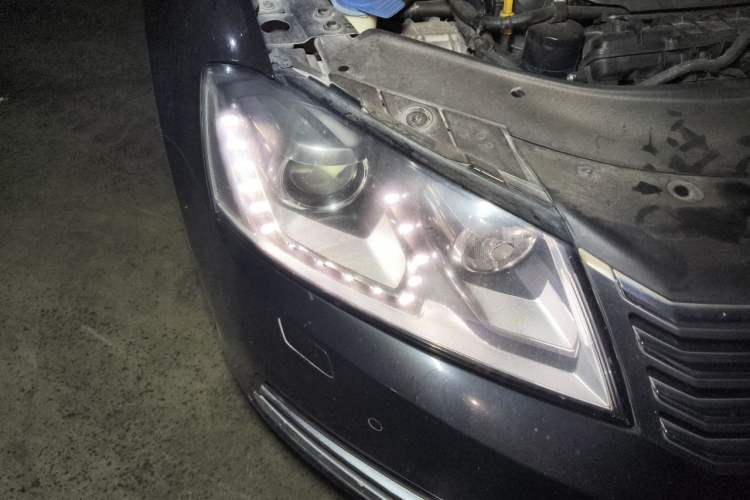 Used Volkswagen Magotan 2016 1.8TSI Luxury Comfort Model Right Front Headlight