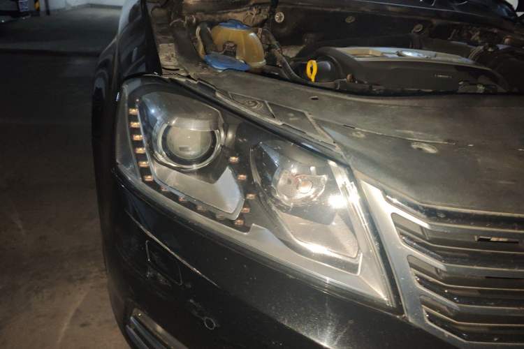 Used Volkswagen Magotan 2016 2.0 TSI Luxury Comfort Version Right Front Headlight