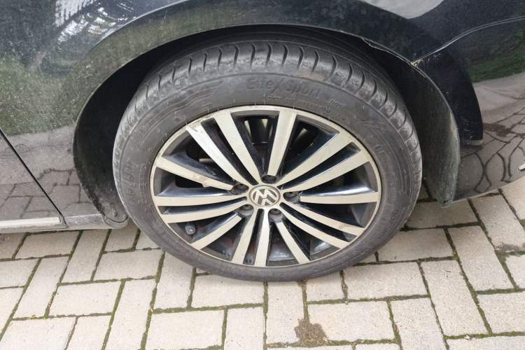 Used Volkswagen Magotan 2016 1.8TSI 25th Anniversary Edition Right Front Wheel Hub