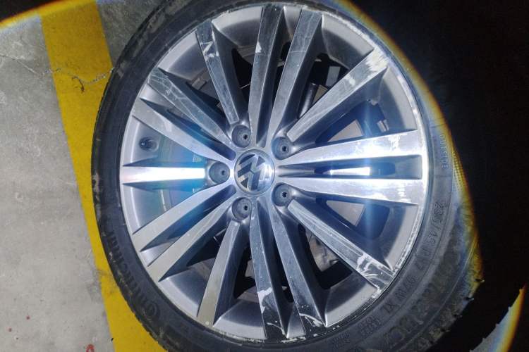 Used Volkswagen Magotan 2016 2.0 TSI Smart Luxury Version Right Front Wheel Hub
