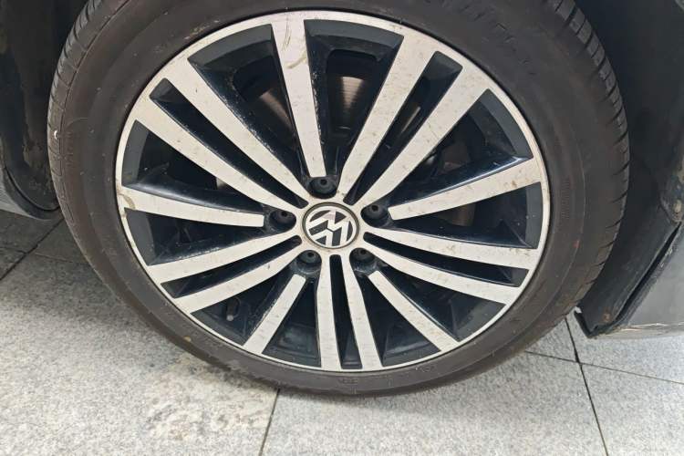Used Volkswagen Magotan 2016 1.8TSI 25th Anniversary Edition Right Front Wheel Hub