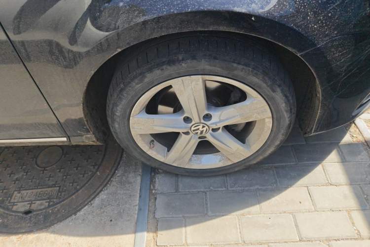 Used Volkswagen Magotan 2016 1.8TSI Luxury Comfort Model Right Front Wheel Hub