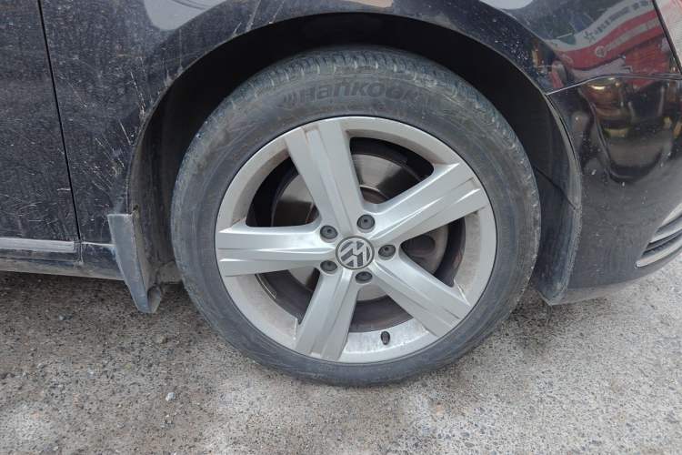 Used Volkswagen Magotan 2016 1.8TSI Luxury Comfort Model Right Front Wheel Hub