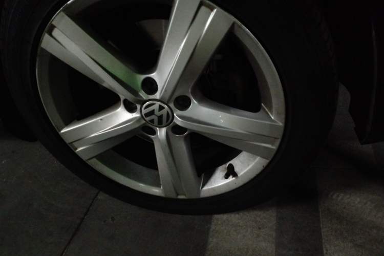 Used Volkswagen Magotan 2016 1.8TSI Luxury Comfort Model Right Front Wheel Hub
