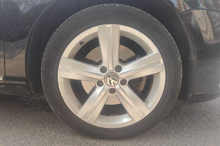 Used Volkswagen Magotan 2016 1.8TSI Luxury Comfort Model Right Front Wheel Hub