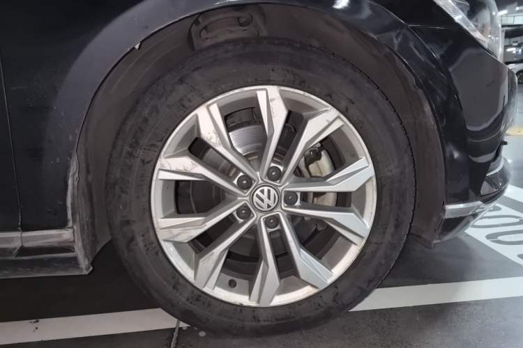 Used Volkswagen Magotan 2016 2.0 TSI Luxury Comfort Version Right Front Wheel Hub
