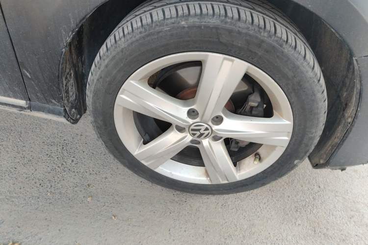 Used Volkswagen Magotan 2016 1.8TSI Luxury Comfort Model Right Front Wheel Hub