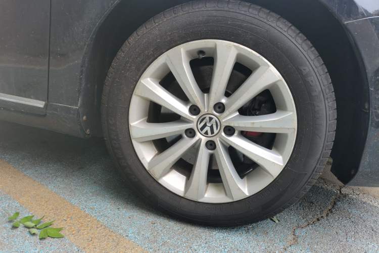 Used Volkswagen Magotan 2016 1.8TSI Smart Comfort Model Right Front Wheel Hub