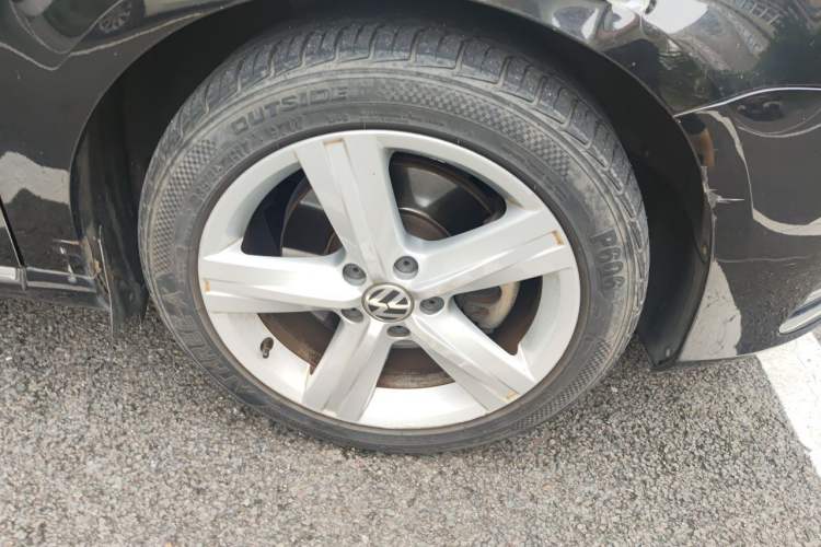 Used Volkswagen Magotan 2016 1.8TSI Luxury Comfort Model Right Front Wheel Hub