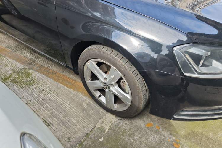 Used Volkswagen Magotan 2016 1.8TSI Luxury Comfort Model Right Front Wheel Hub