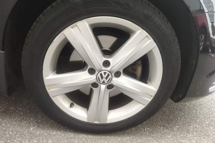 Used Volkswagen Magotan 2016 2.0 TSI Luxury Comfort Version Right Front Wheel Hub