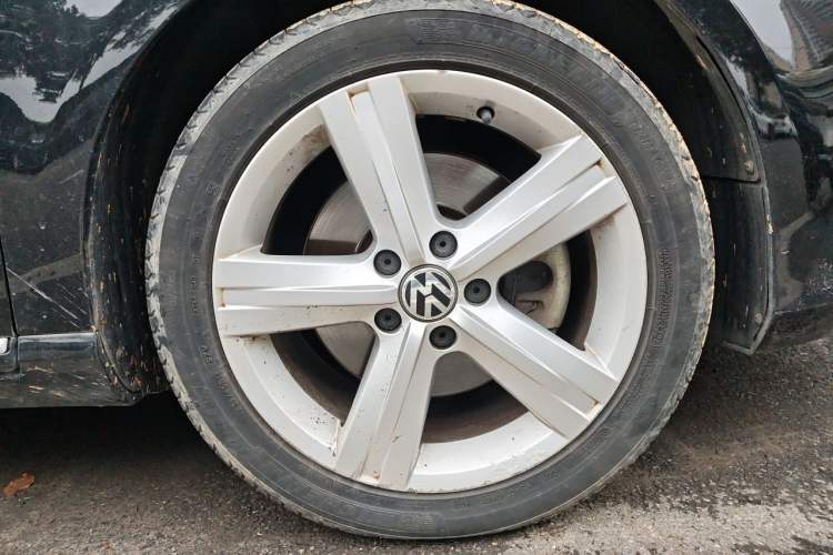 Used Volkswagen Magotan 2016 1.8TSI Luxury Comfort Model Right Front Wheel Hub