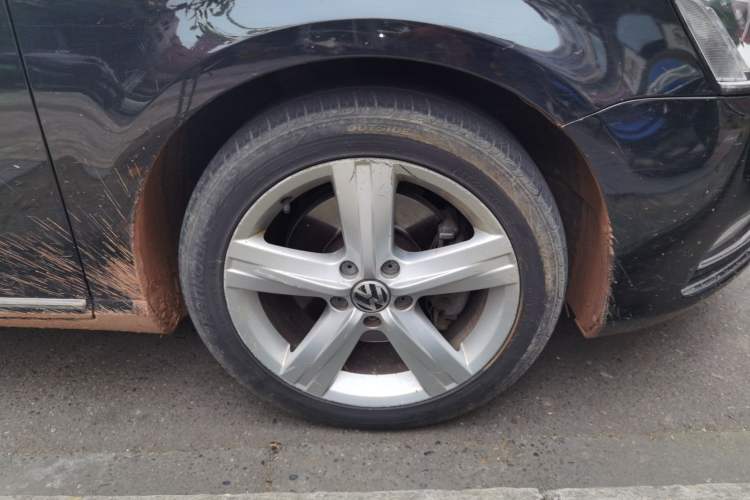 Used Volkswagen Magotan 2016 1.8TSI Luxury Comfort Model Right Front Wheel Hub